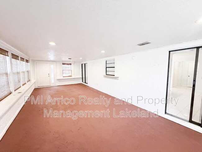 Building Photo - 222 Lakeview Dr
