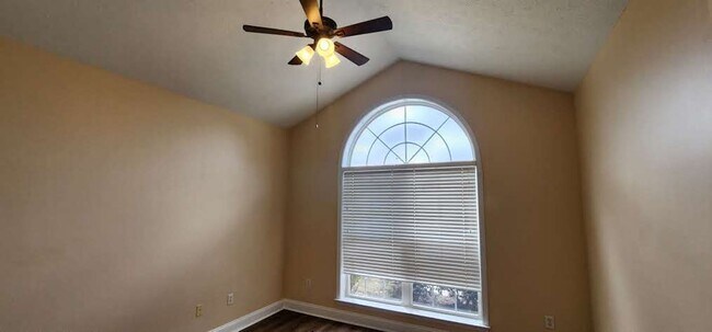 Building Photo - Offering First two weeks free for approved applicant