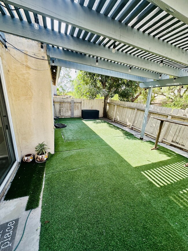 Building Photo - 2089 Manzana Way