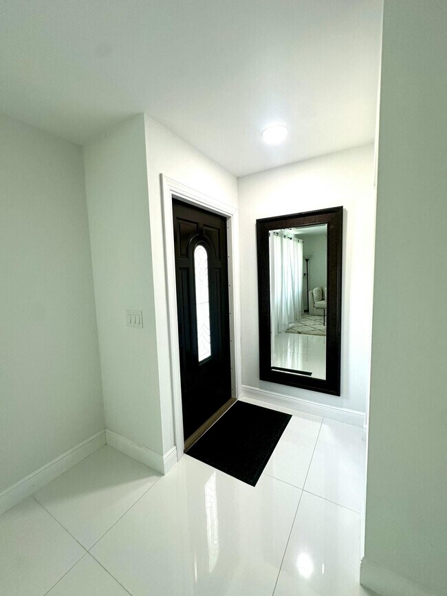 Building Photo - 121 Eider Ct