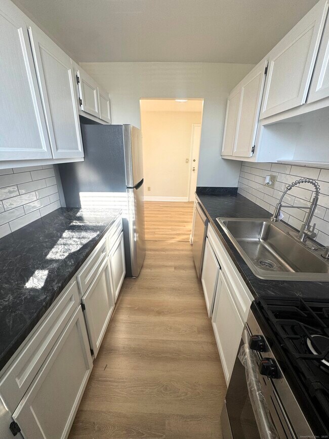 Building Photo - 45 Maple St