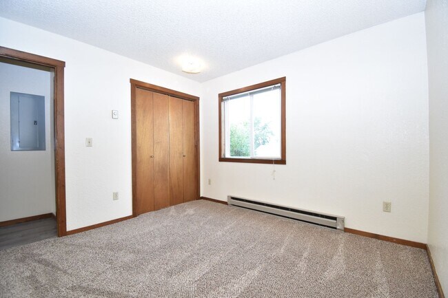 Building Photo - Top Floor Apartment! Convenient Location!