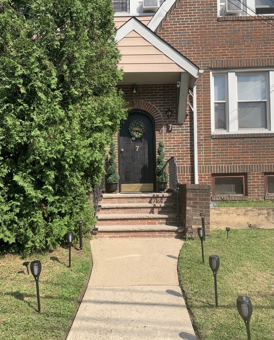 Building Photo - 7 Sager Pl