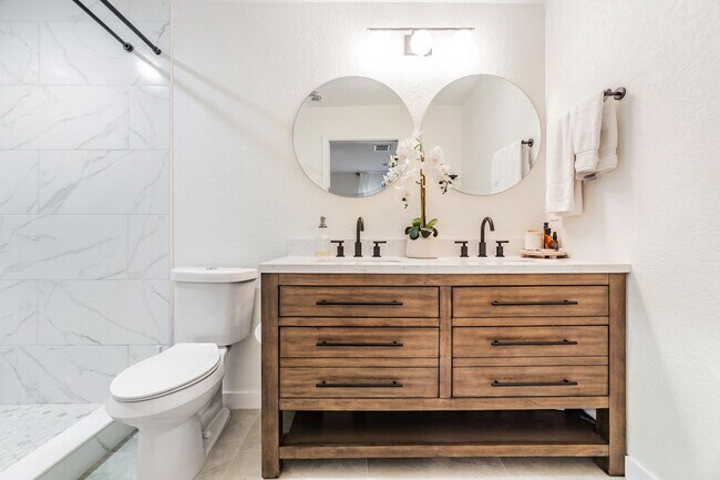 Building Photo - 1813 Chinaberry Dr