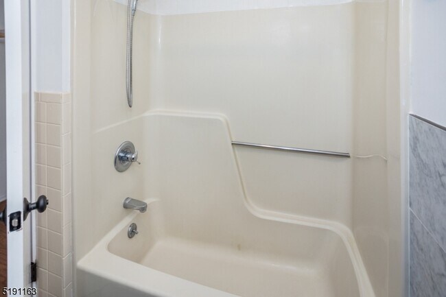 Building Photo - 41 Mt Kemble Ave