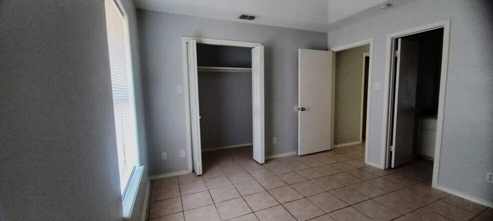 Building Photo - 1301 W Carmen Ave