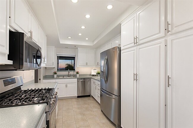 Building Photo - 232 S La Esperanza