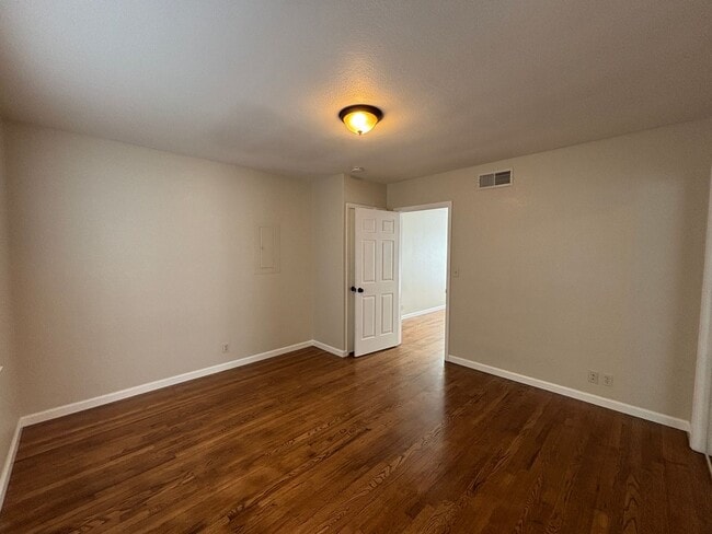 Building Photo - Park 311-319