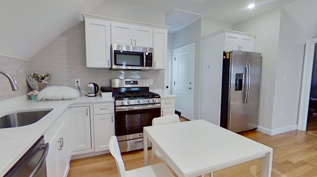 Building Photo - 9/1 - No Fee! Renovated 3BR/2BA w/laundry in unit