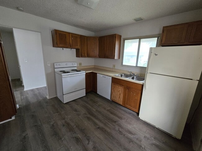 Building Photo - Montara 2/1 with fully fenced in yard and ...