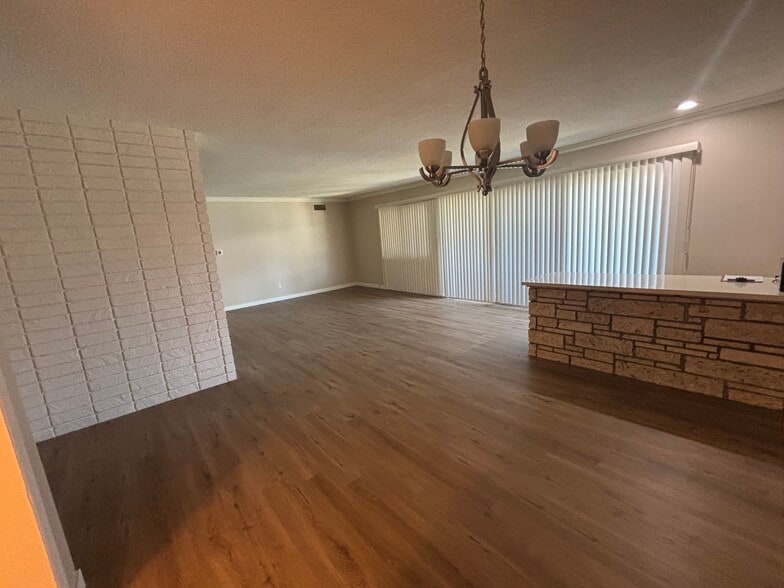 Building Photo - 800-818 S Orange Grove Blvd