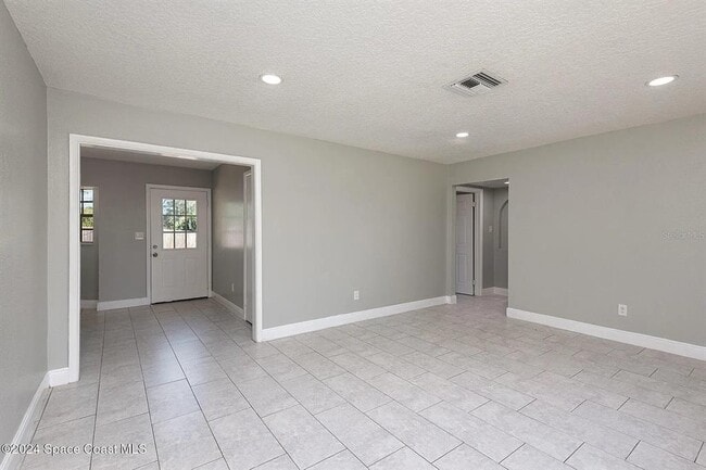 Building Photo - 1885 Golfview Dr