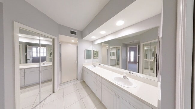 Building Photo - 1200 Country Club Dr