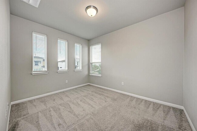 Building Photo - 5408a Baythorne Dr