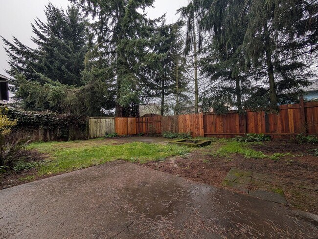 Building Photo - Spacious 3-Bedroom, 2-Bath Townhouse Near River Road In Eugene!