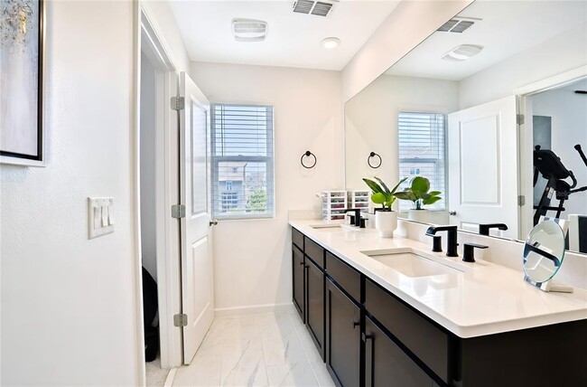 Building Photo - 1120 Lakeshore Breeze Pl