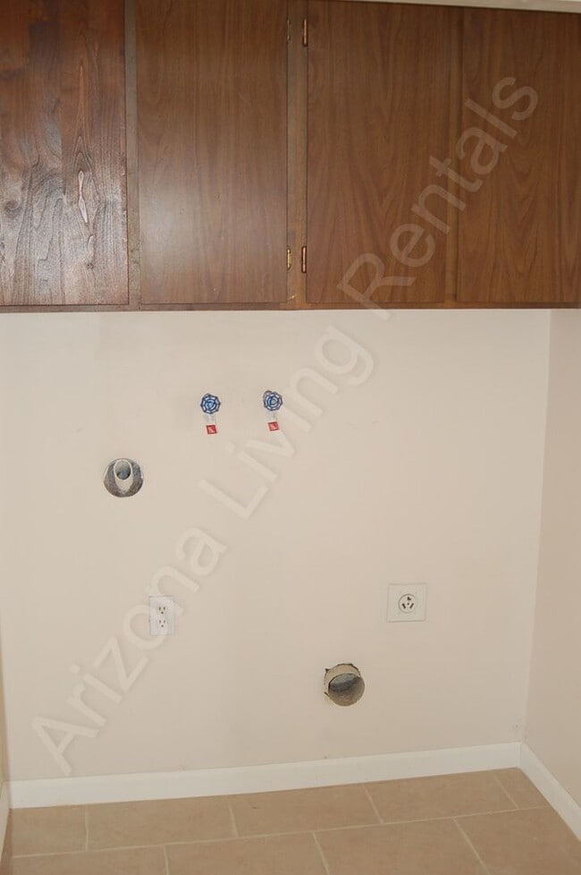 Building Photo - NORTHSIDE DUPLEX