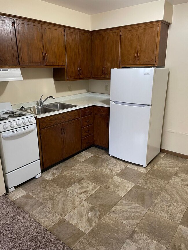 Building Photo - Forestview 2 Bedroom Lower Apartment FIRST...