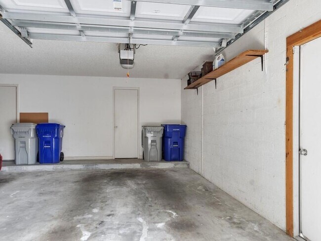 Building Photo - 101 E Park Shores Cir