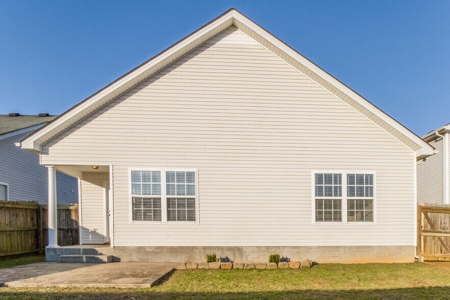 Building Photo - 1625 Beaconcrest Cir