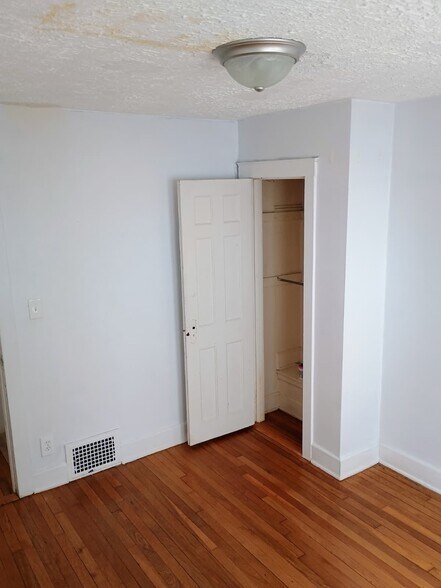 Building Photo - 46 Lawn Ave