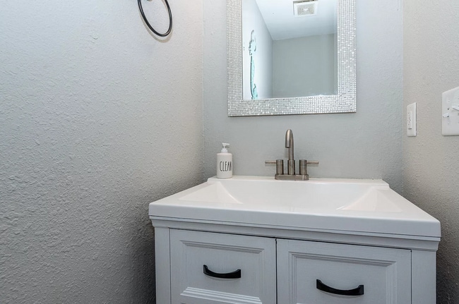 Building Photo - 3bd/2.5ba 2-story home in quiet neighborhood.