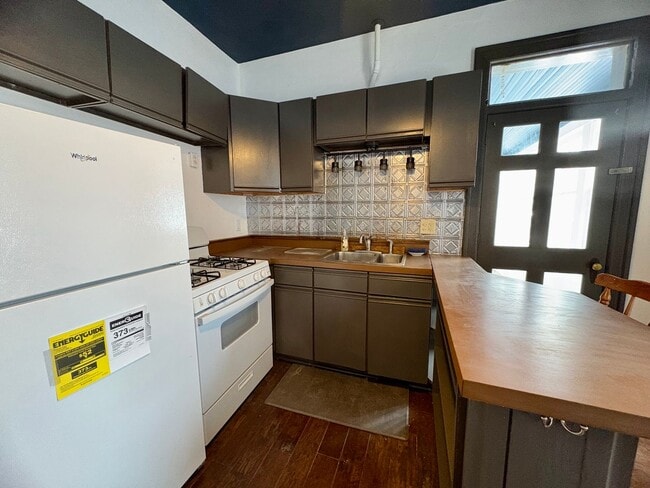 Building Photo - 342 N Newberry St