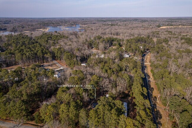 Building Photo - Charming 2-Bedroom Picturesque Furnished H...