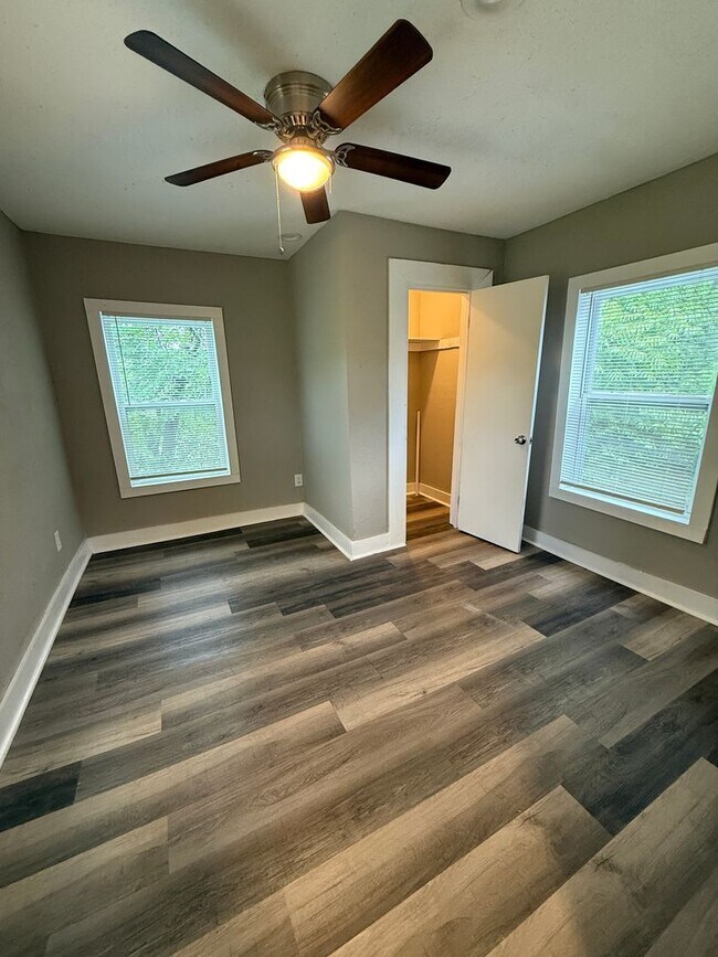 Building Photo - Fully Renovated 2 Bed / 1 Bath Duplex – Available Now
