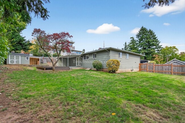 Building Photo - Tranquil West Linn Living Near Parks and S...