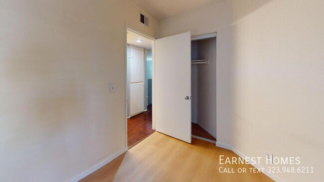 Building Photo - 6628 N Clybourn Ave