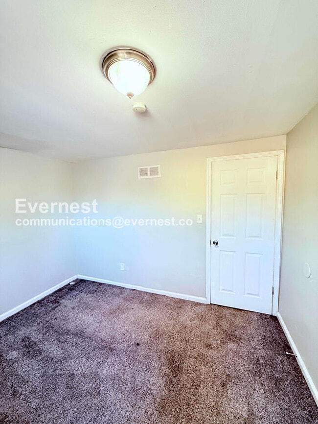 Building Photo - 4 Bed/1 Bath Home with Off-Street Parking / Pet-Friendly / Vouchers Accepted / Available Now!