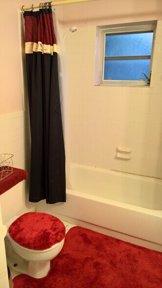 Bathroom - 1948 Roosevelt St