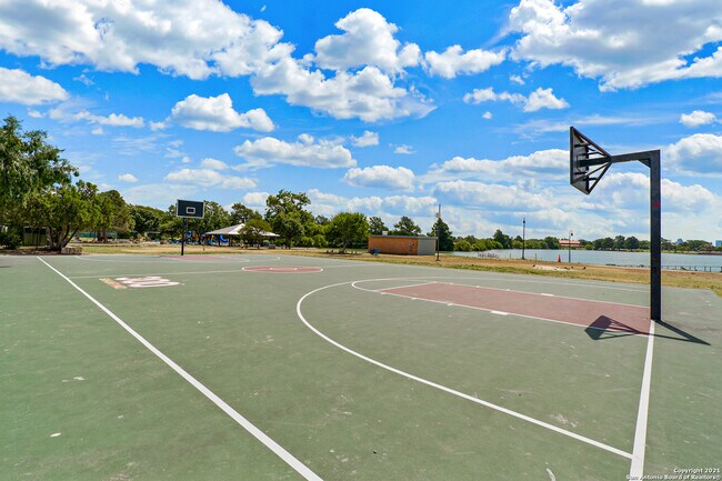 Building Photo - 3323 W Woodlawn Ave