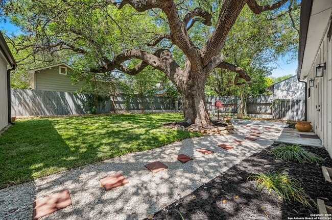 Building Photo - 423 College Blvd