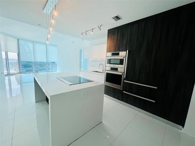 Building Photo - 851 NE 1st Ave