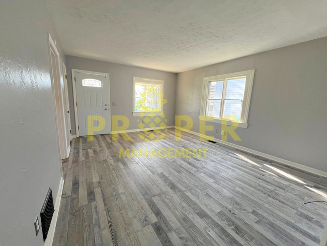 Building Photo - 4 bedrooms 1 bathrooms house for rent