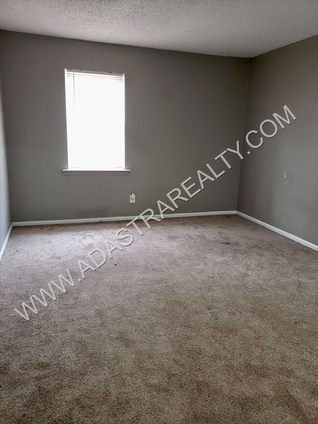 Building Photo - Very Nice 3 Bedroom/1 Bath Duplex in Olath...
