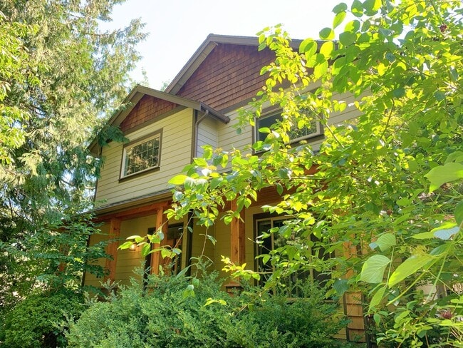 Building Photo - 4 bdrm/2.5 bath Custom Home on the Southside