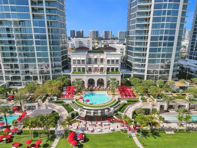 Building Photo - 17901 Collins Ave