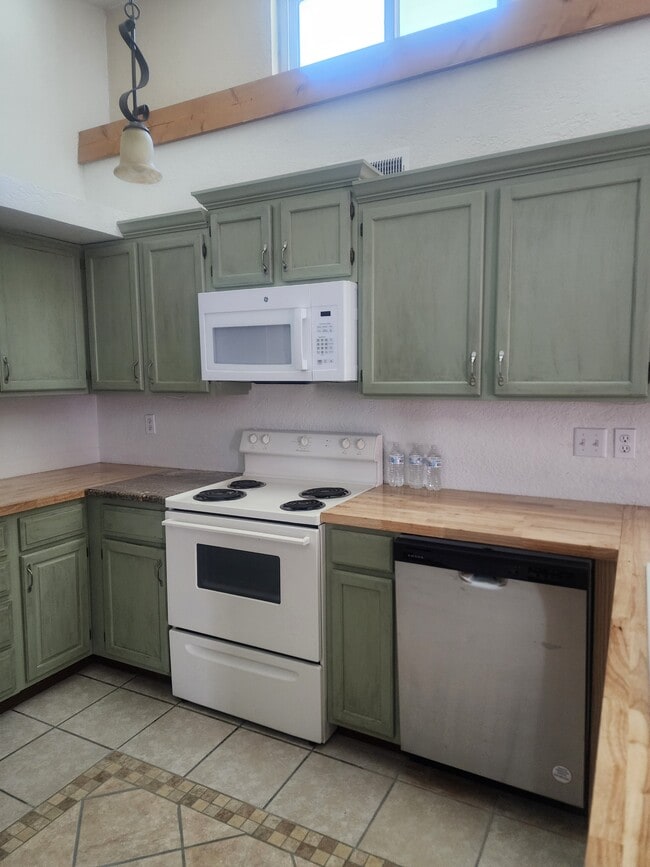 Building Photo - 1017 Galvan Dr
