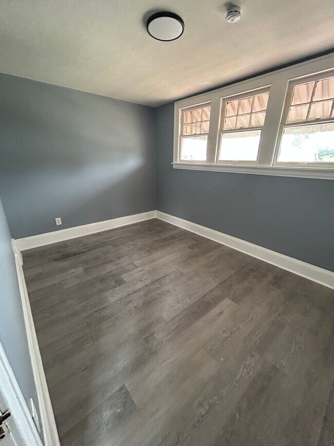Building Photo - SECTION 8 READY!!