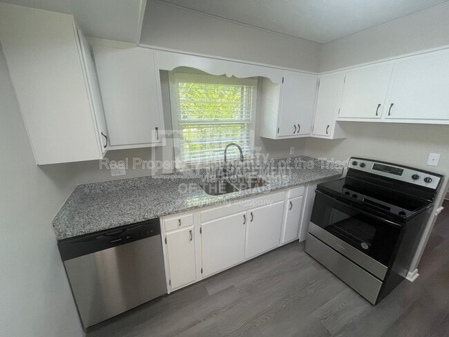 Building Photo - 803 Graylyn Dr
