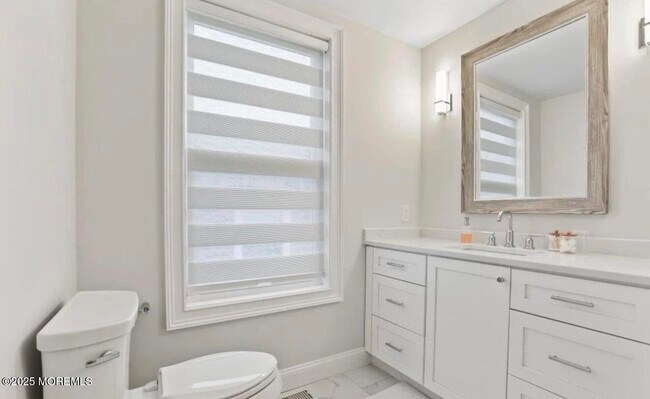 Building Photo - 7 Center St