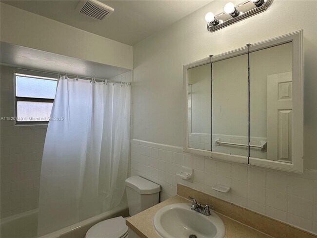 Building Photo - 5841 SW 36th Ct