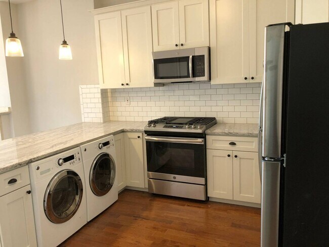 Building Photo - 12 Chel