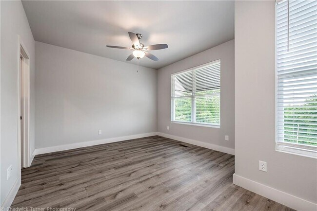 Building Photo - 1510 N Gregg Ave