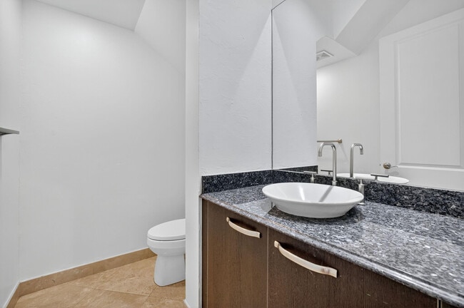 Building Photo - 508 N Birch Rd