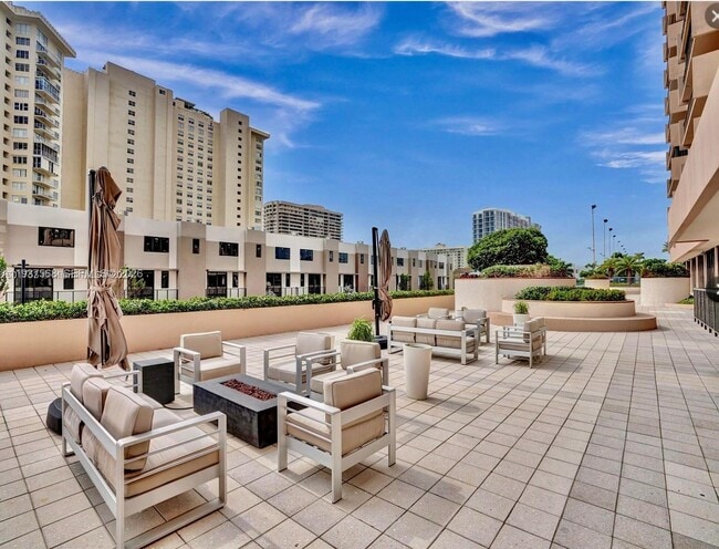 Building Photo - 1800 NE 114th St