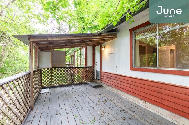 Building Photo - Queen room in 3-bed/1.5-bath Home